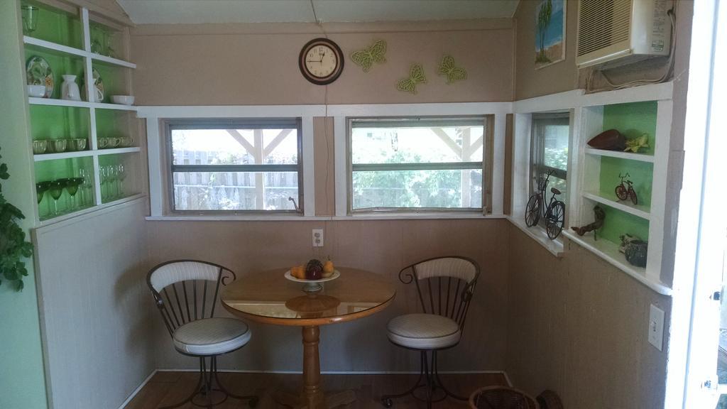 1 Beige Cozy Bungalow Or 1 White Cozy Efficiency Cottage In Titusville Exteriör bild